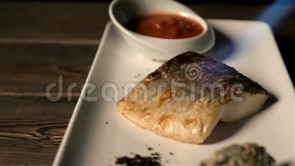 健康食品概念厨师用燃气燃烧器在盘子上烤鱼视频的预览图