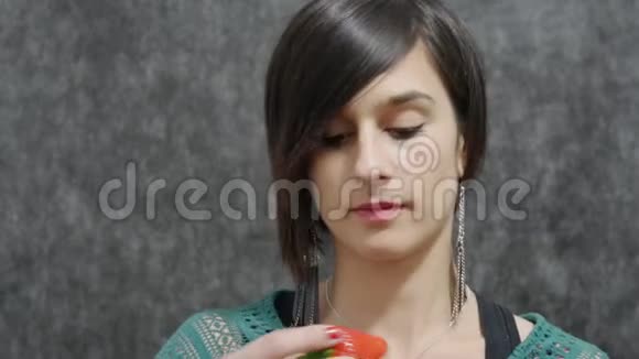 吃草莓的漂亮年轻女人视频的预览图