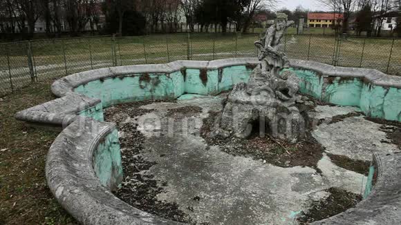 树林附近的废弃喷泉视频的预览图