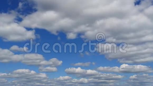 晴天蓝天白云的时间流逝片段视频的预览图