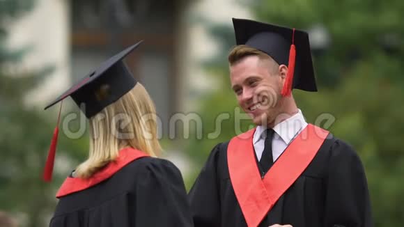 毕业典礼结束后年轻的毕业生拥抱着美丽的微笑视频的预览图