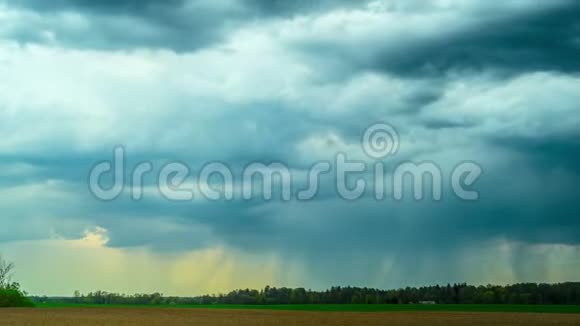 雨云和乡村景观全景时间流逝视频的预览图