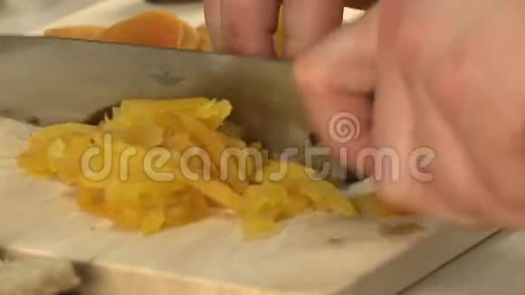 男人在厨房里切烤梨子视频的预览图
