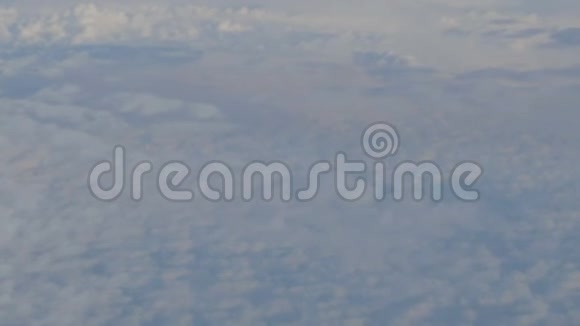 在飞行过程中从飞机上看到天空和云彩视频的预览图