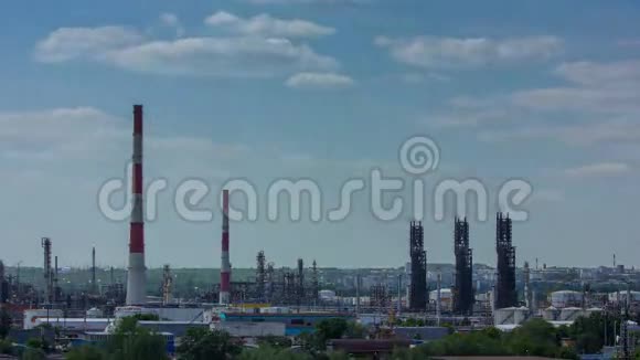 在黄昏的时候炼油厂视频的预览图