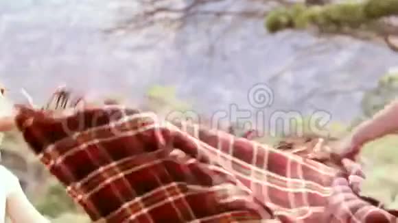 可爱的一对夫妇搭起野餐毯视频的预览图