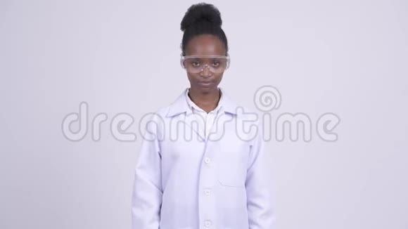 年轻快乐的非洲女医生戴着防护眼镜视频的预览图