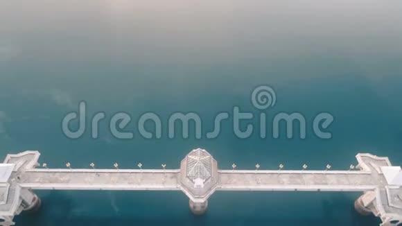 可见漏油的桥海航空景观视频的预览图