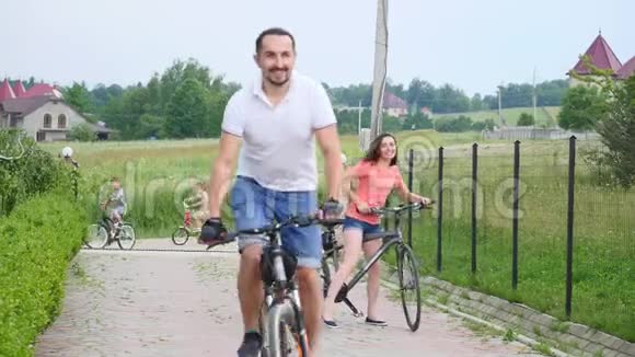 健康的家庭一起在户外骑自行车视频的预览图