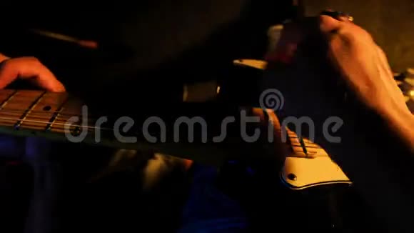 吉他手在横颈上跑手指视频的预览图