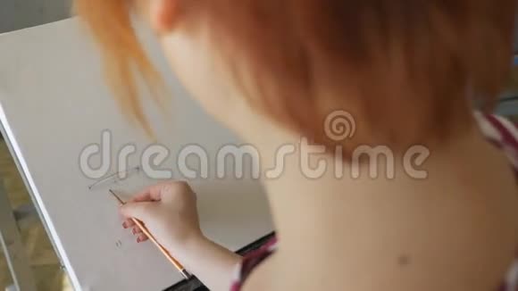 一位年轻的艺术家在一个艺术工作室里用铅笔从大自然中画出一幅素描的静物视频的预览图