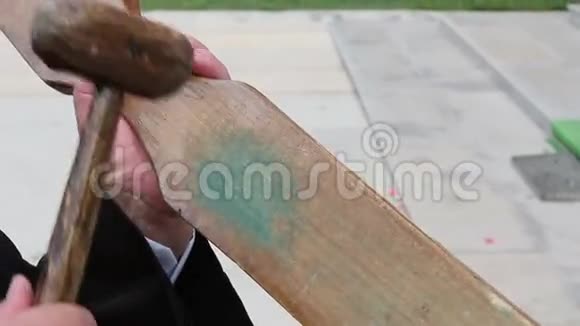 基督教僧侣用小木锤打了一个大木片Toaca来召唤呼吸者祈祷视频的预览图