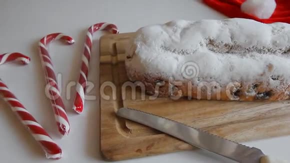 圣诞节背景白色木制背景上的沙鼠和圣诞拐杖视频的预览图