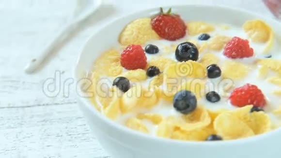早餐提供新鲜浆果蜂蜜和牛奶的麦片粥特写视频的预览图