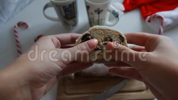 食物烘焙人和不健康的饮食观念用面包或小麦面包紧紧抓住女人的手视频的预览图