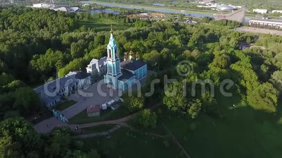 俄罗斯一座现代斜拉桥俯瞰莫斯科全景莫斯科的建筑地标视频的预览图