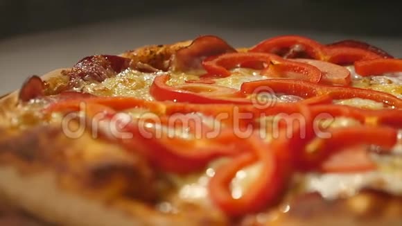 桌上有意大利香肠披萨视频的预览图