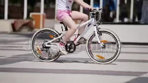 夏天的阳光日快乐的小女孩在城市公园骑自行车视频的预览图