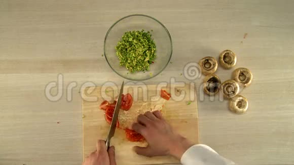 烹饪食物厨师精切番茄的俯视图视频的预览图