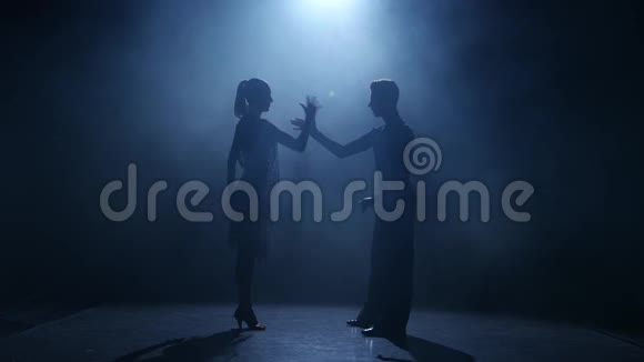 黑色背景伦巴舞元素剪影情侣舞厅视频的预览图