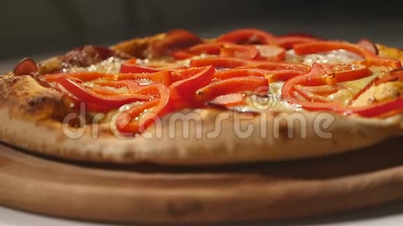 桌子上有一个意大利香肠披萨视频的预览图