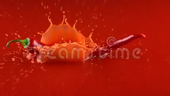 红辣椒辣到了红酱的表面超级慢动作镜头视频的预览图