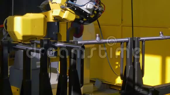 金属铁激光氩焊在工业数控机床上的时效视频的预览图