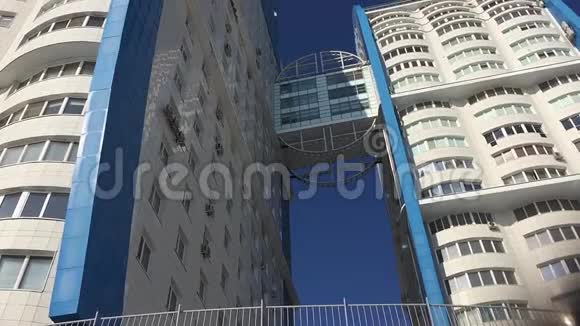 蓝天背景产业上的公寓楼摩天大楼视频的预览图