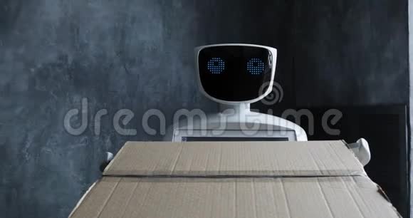 手拿纸箱的仿人机器人今天的控制论系统现代机器人技术白色视频的预览图