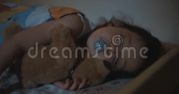 小女孩和玩具熊睡在床上视频的预览图