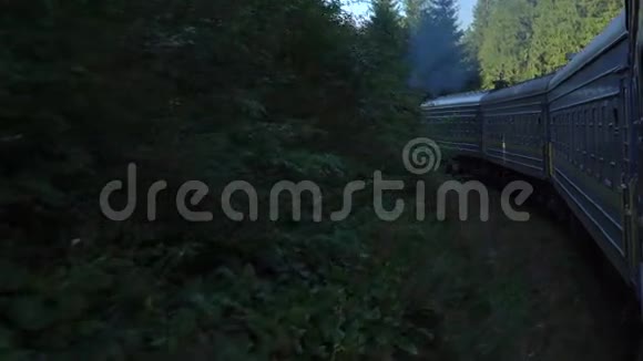 火车在山林中行驶视频的预览图
