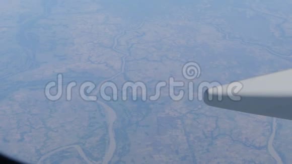亚洲的风景美丽的山脉蜿蜒的河流绿色的草坪飞机俯视图安的翅膀视频的预览图
