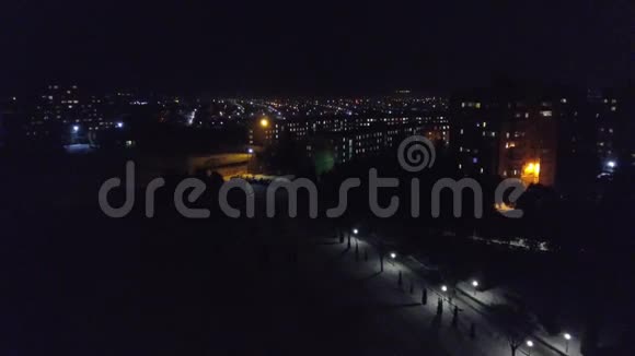 从高处看向被照亮的夜城多层房屋乌克兰视频的预览图