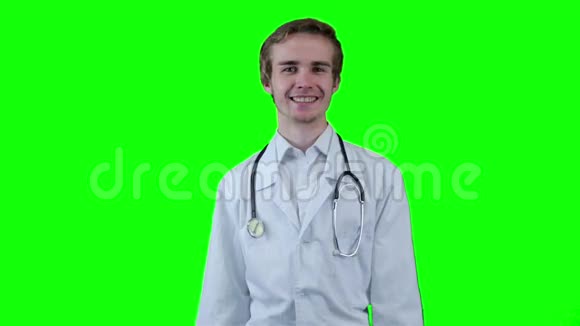 积极的医生看着镜头指向物品绿色屏幕视频的预览图