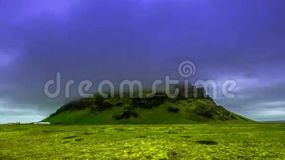 4K时间推移进入云层笼罩在可怕的雾中火山的山峰冰岛2015年6月15日视频的预览图