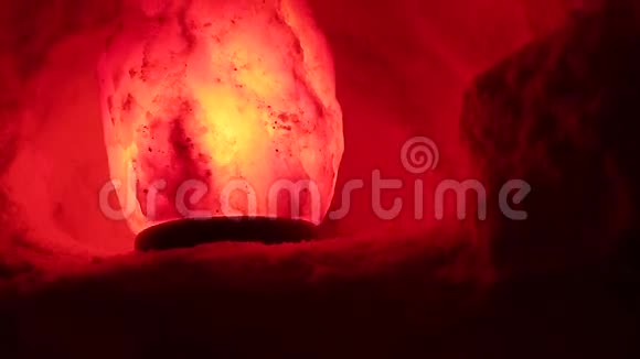 石在盐洞里以红色突出视频的预览图