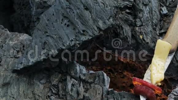 2012年托尔巴契克火山爆发引起的冰冻熔岩流裂缝烧烤视频的预览图