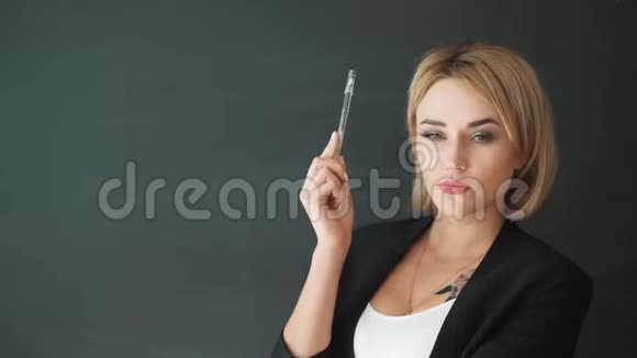 老师的手势显示一块空白板视频的预览图