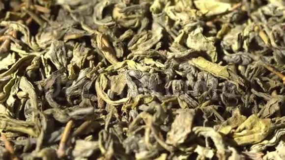 下镜头茶叶落在一堆绿茶上宏观镜头视频的预览图