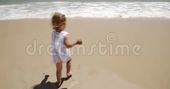 小女孩在海边玩得很开心视频的预览图