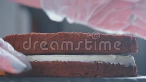糖果机转动巧克力海绵蛋糕调整蛋糕视频的预览图