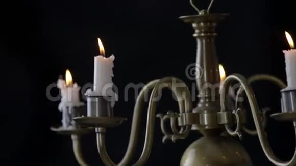 烛台上燃烧着的蜡烛在移动视频的预览图