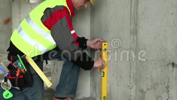 建筑工地上戴黄色安全帽的工人视频的预览图