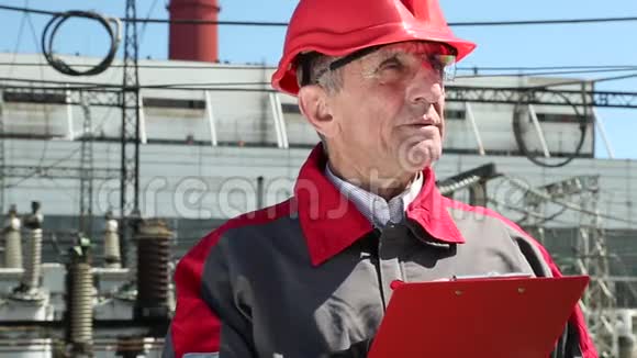 红色头盔中的工程师会写下有关物体的信息视频的预览图