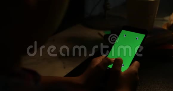 在亚洲男孩使用带有耳机的平板电脑的肩膀上绿色的技术屏幕正在被使用Chroma关键片视频的预览图