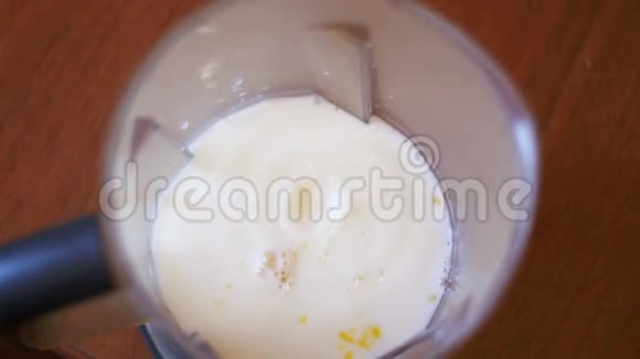 鸡蛋掉进了一个混合牛奶的家庭厨房慢动作视频的预览图