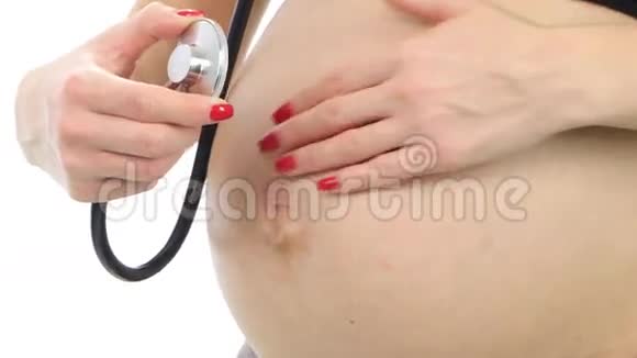 孕妇接受听诊器检查白色特写视频的预览图