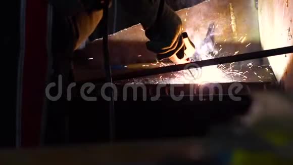 焊接铁火花视频的预览图