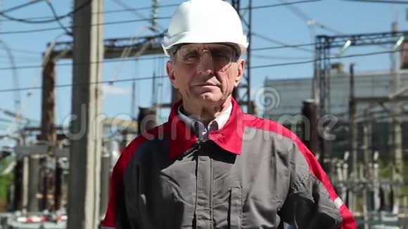 电力站工人戴白色安全帽视频的预览图
