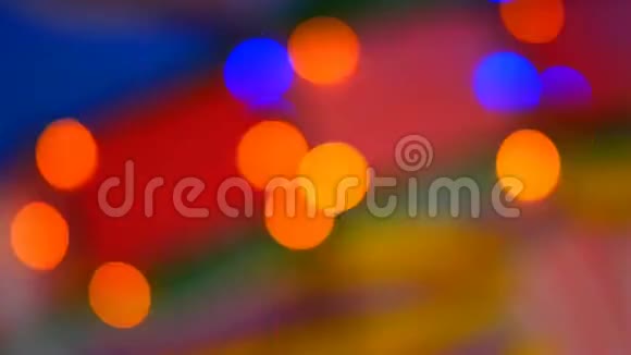 模糊的彩色灯光红色绿色黄色橙色蓝色离焦闪闪发光的节日背景视频的预览图